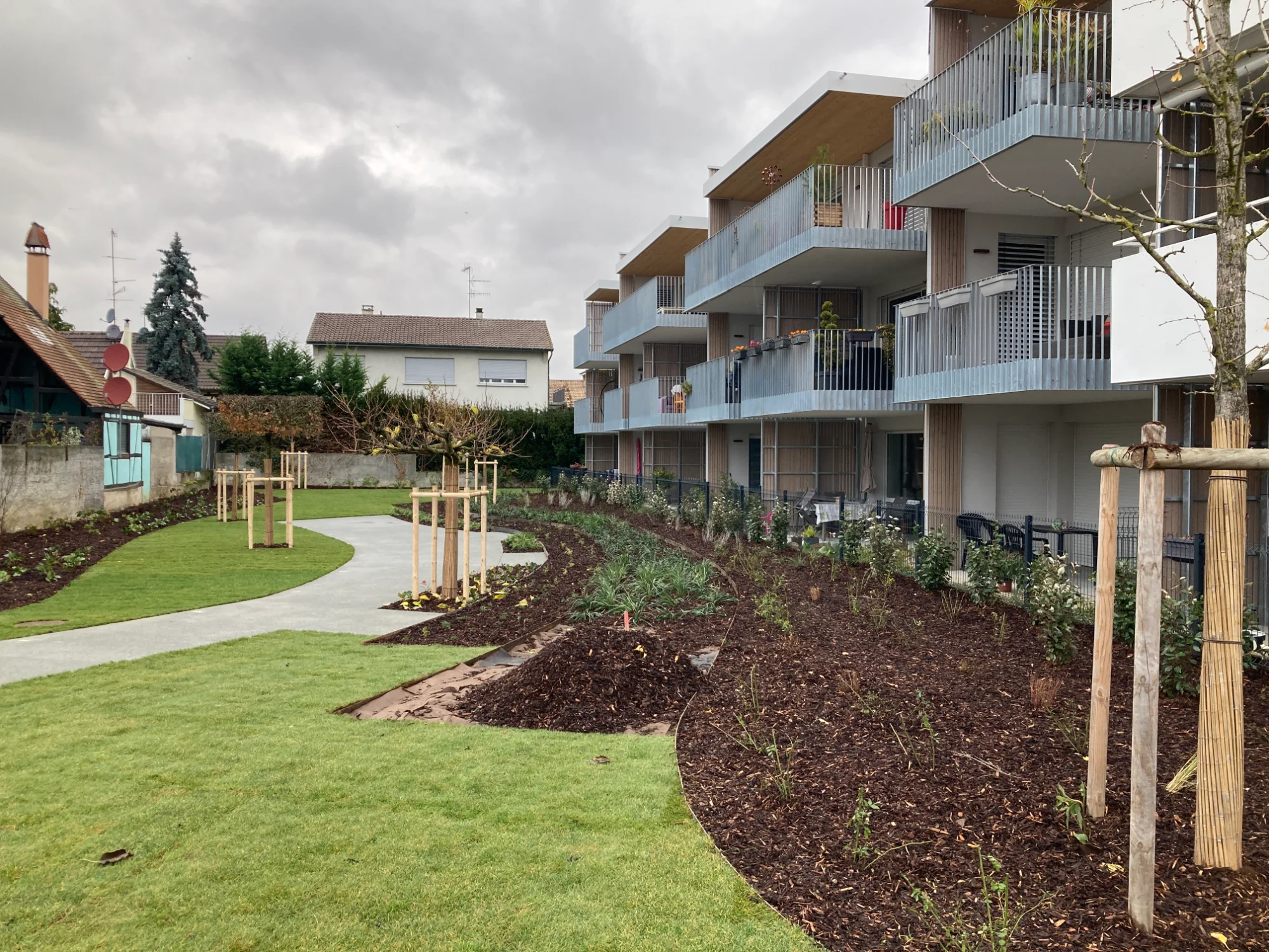 Façade ouest, au pied du parc communal