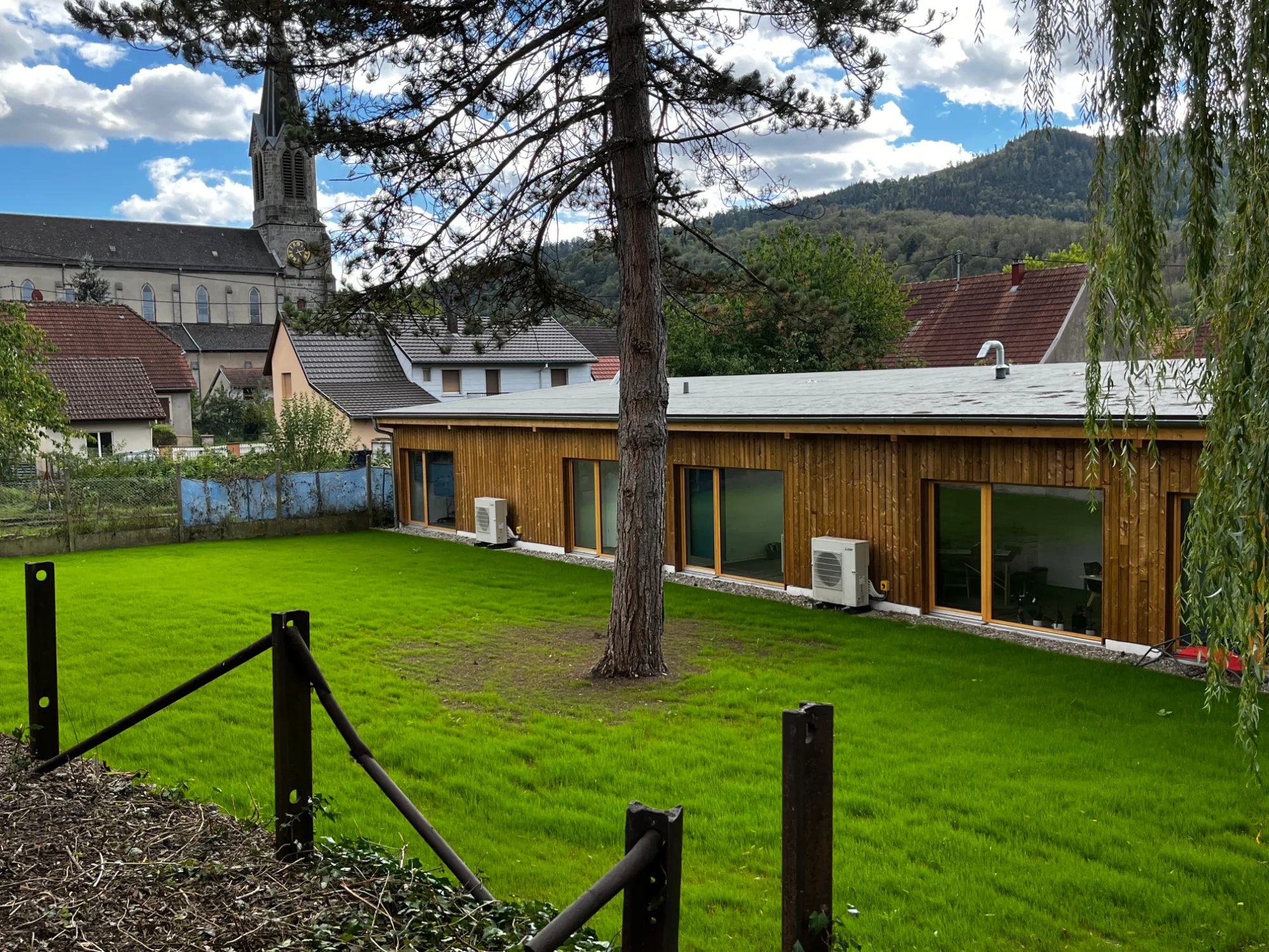 Une intégration dans le village