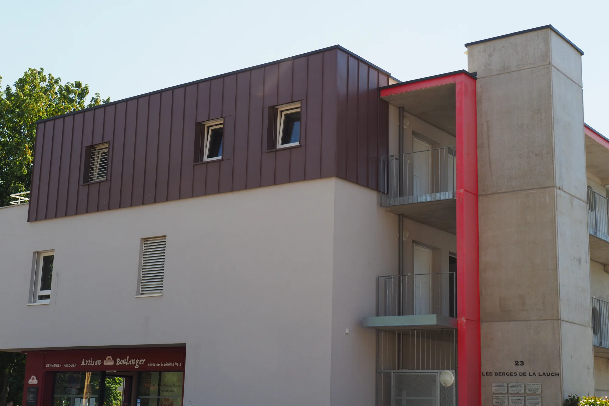 façade sur coursives et ascenseur