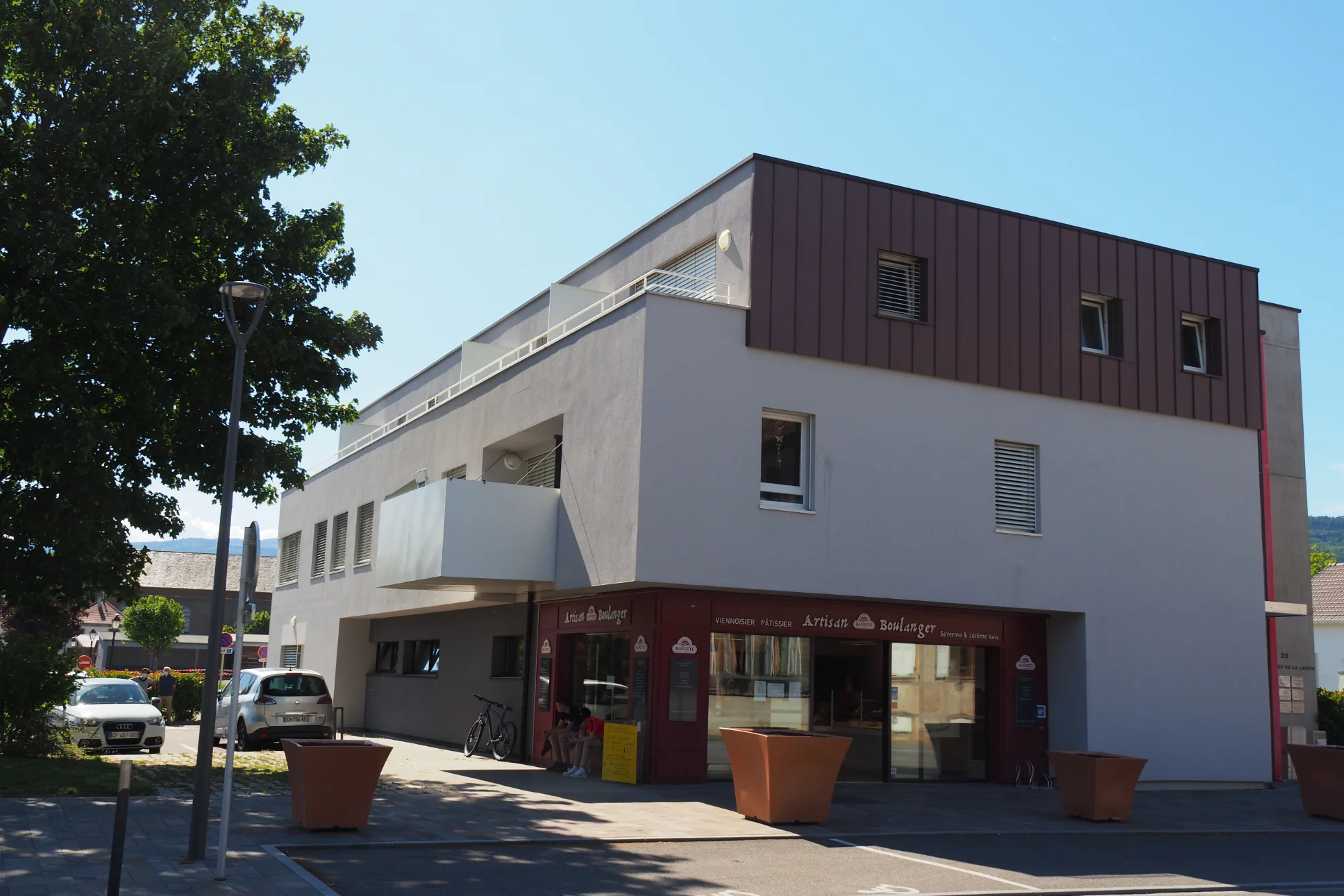 Façade principale, avec le commerce en rez-de-chaussée