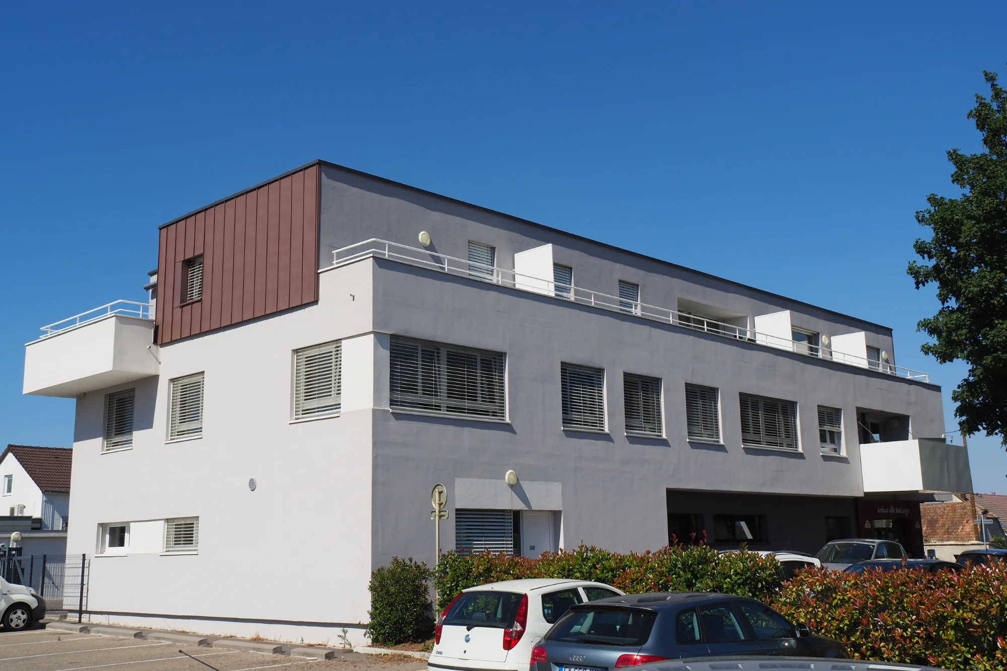 façades Sud et Ouest avec parkings
