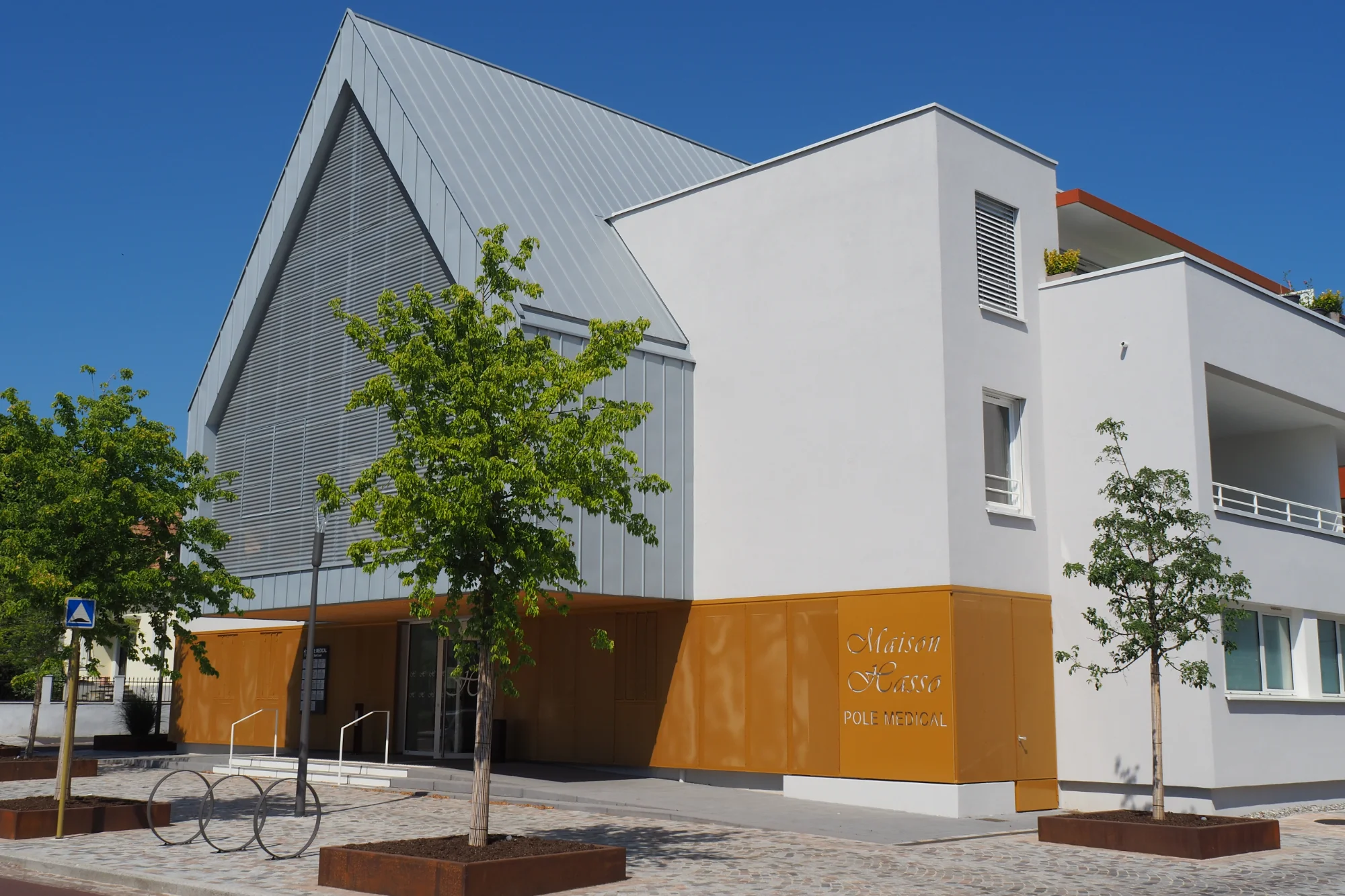 Façade principale, entrée du pôle médical
