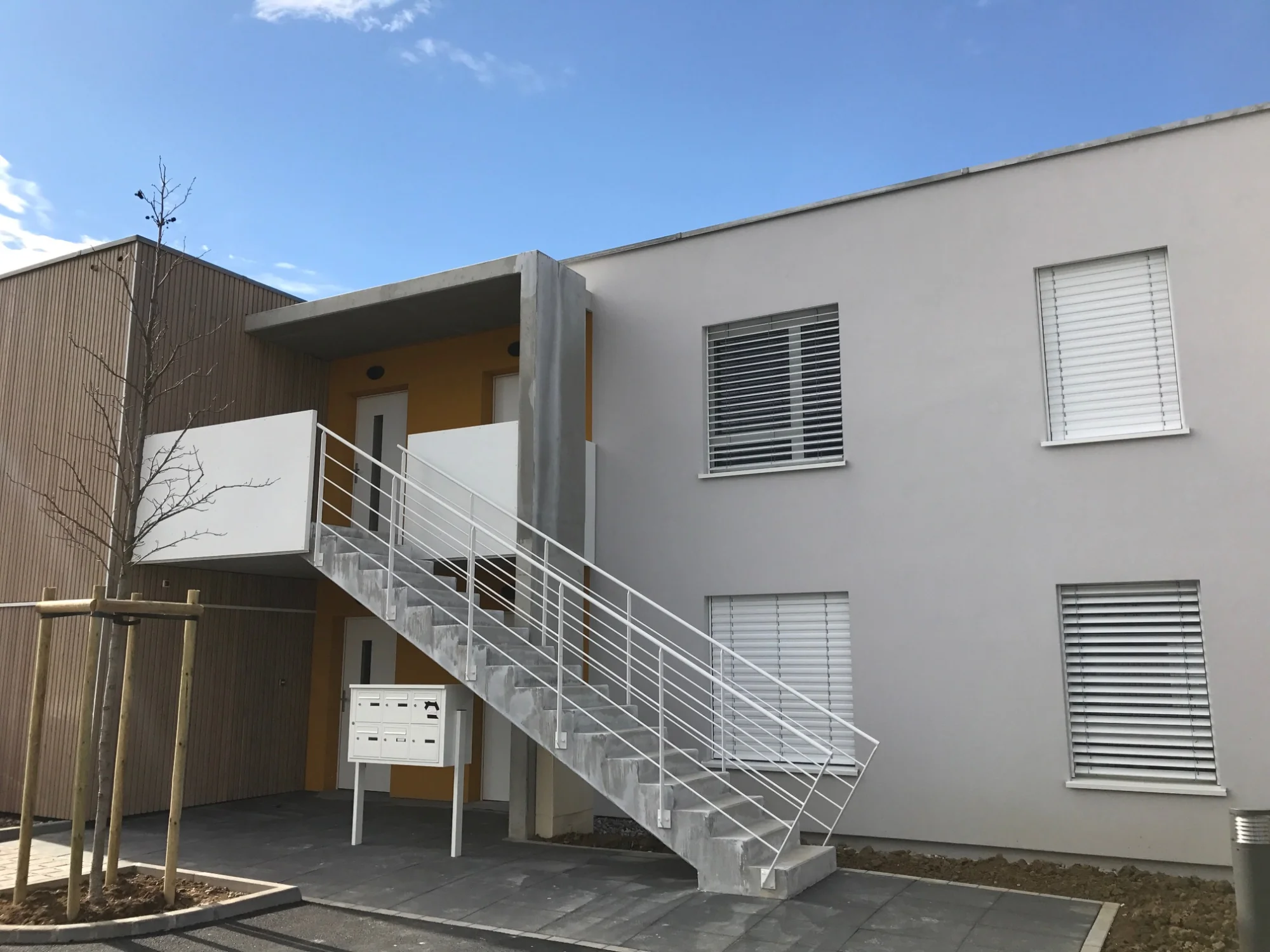 Entrées individuelles en rez-de-jardin et 1er étage
